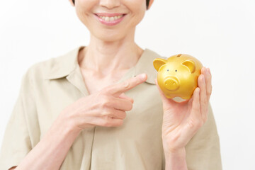 貯金箱を指差す中年女性　白背景　顔無し
