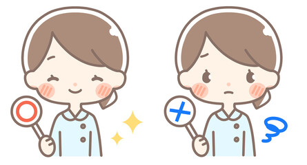 丸とバツの札を持つ白衣の女性