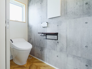 窓のある新築住宅の洋式トイレ