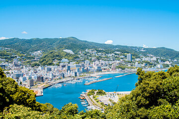 山の上から見た熱海市街と相模湾