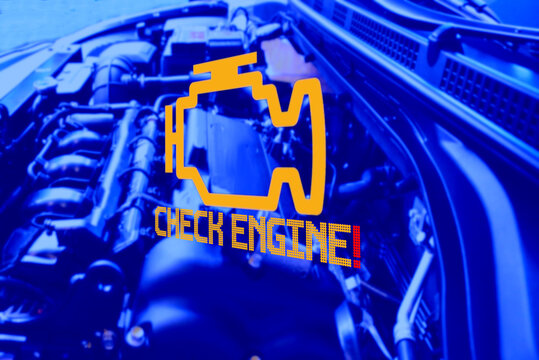 Motor von einem Auto und Meldung Check Engine