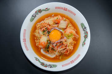 インスタントラーメンにキムチと卵をのせてみた。
