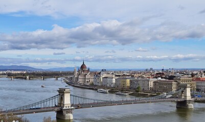 Blick an Parlament und Lánchíd in Budapest, Ungarn