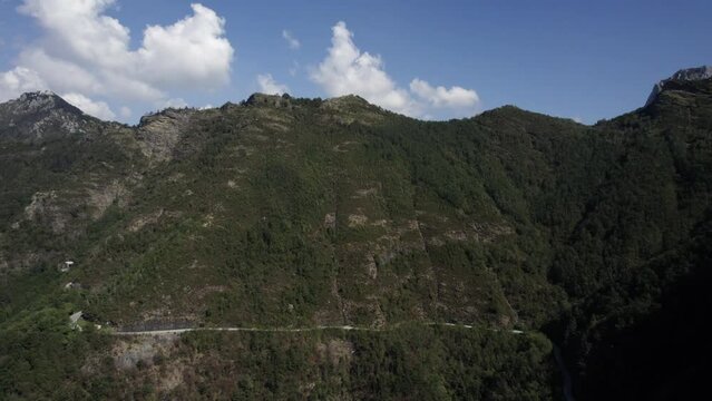 -SHOT: frontal descriptive shot
-DESCRIPTION: Frontal take in the direction of the road of the province of Arni, main plane the mountain pass.
-TIME WEATHER: