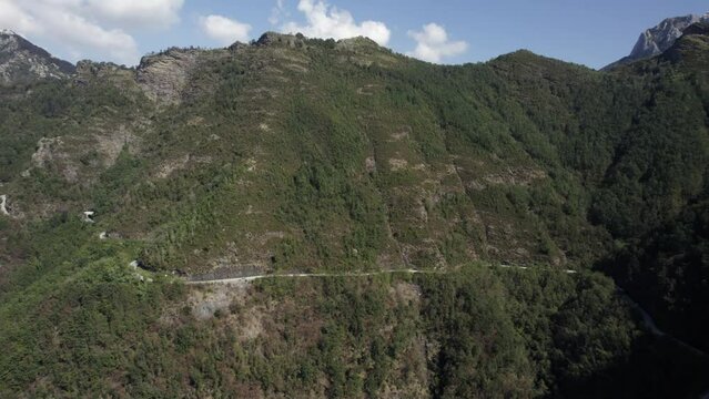 -SHOT: side shot
-DESCRIPTION: Side shot on the highway of the province of Arni, main shot of the mountain pass.
-TIME WEATHER: Sunny