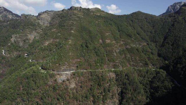 -SHOT: side shot
-DESCRIPTION: Side shot on the highway of the province of Arni, main shot of the mountain pass.
-TIME WEATHER: Sunny