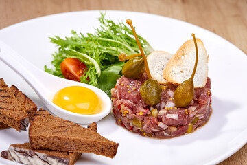 beef tartare with salad and bread