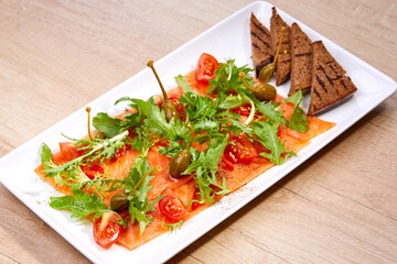 salmon sashimi with salad and tomatoes