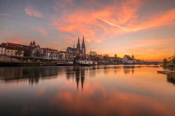 Fototapeta na wymiar Regensburg während Sonnenuntergang mit Donau und Dom und steinerne Brücke zur goldenen Stunde, Deutschland