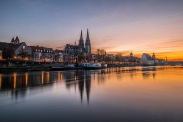 Regensburg während Sonnenuntergang mit Donau und Dom und steinerne Brücke zur goldenen Stunde,...