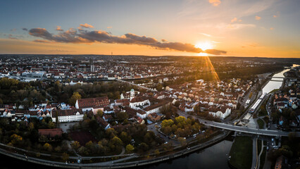 Panorama der Stadt Regensburg in Bayern mit dem Fluss Donau dem Dom und der steinernen Brücke im Herbst während Sonnenuntergang, Deutschland