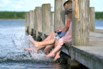 Füße baden im Sommer am See