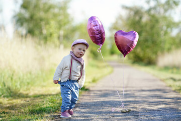 kleines Mädchen spielt draußen