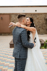 Naklejka premium the first meeting of the bride and groom in the courtyard of the hotel