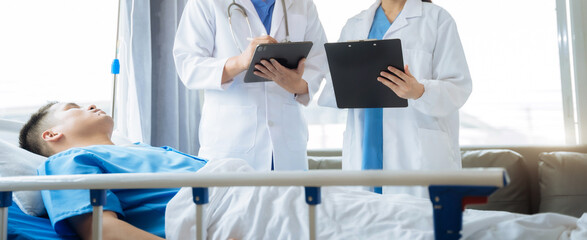 Obraz premium doctor talking with man patient for monitoring and check up after surgery.