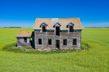 Fototapeta na wymiar Abandoned house on the Canadian Prairies near Waldheim, Saskatchewan