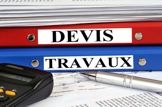 Dossiers devis et travaux empil&eacute;s sur un bureau