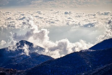 Naklejka premium Beautiful shot of a mountainous landscape covered with clouds