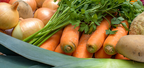 Zakupy z targu - świeże warzywa zielenina marchew , cebula - obrazy, fototapety, plakaty