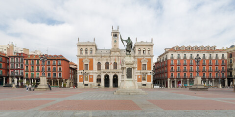 Obraz premium Vista panorámica de la Plaza Mayor de Valladolid con la estatua del Conde Pedro Ansúrez y el Ayuntamiento