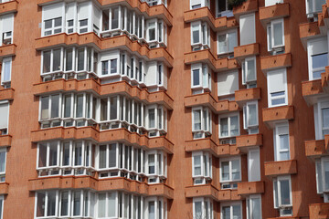 Obraz premium Vitoria Gasteiz Spagna, edificio residenziale con mattone faccia a vista e volumetrie modulari. Edificio residenziale spagnolo, architettura modulare, tante finestre su struttra in mattoni