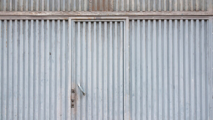 Pueta rústica gris de metal corrugado