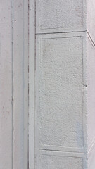 Líneas en rincon de pared gris en calle urbana