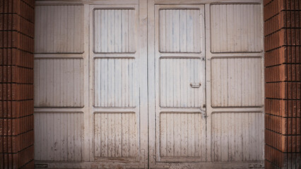Puerta de garage de madera con casetones cuadrados