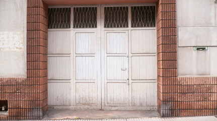 Puerta de garage de madera con casetones cuadrados