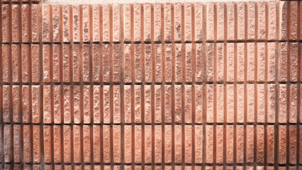 Pared sucia de ladrillo saliente