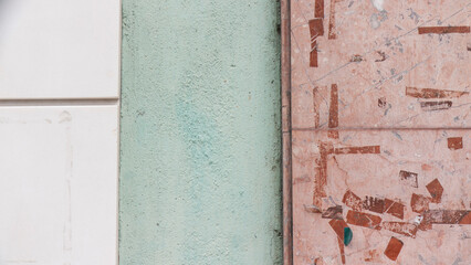 Restos de pegatinas en pared de calle