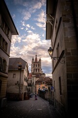 Obraz premium Vertical shot of the historic Lausanne cathedral under a bright evening sky in Switzerland