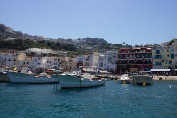 Fototapeta na wymiar Beautiful shot of boats along the beautiful shore of Capri Island, Naples, Italy