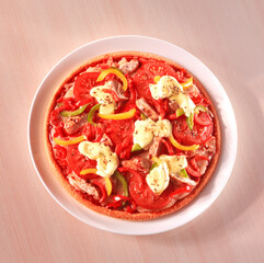 Pizza mit Haehnchen Tomaten und Mozzarella plus Paprika