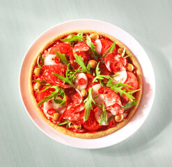 Pizza mit Salami Mozzarella Chili Rucola Tomaten und Oliven