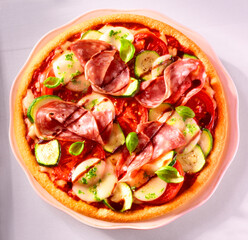 Pizza mit Salami und Tomaten mit Mozzarella plus Basilikum