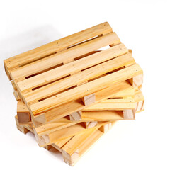 Holzpaletten vor weißen Hintergrund