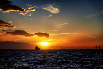 Schiff  auf dem Meer bei Sonnenuntergang