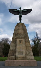 Denkmal für den Flugpionier Otto Lilienthal im Bäkepark, Berlin-Steglitz - obrazy, fototapety, plakaty