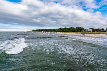 Fototapeta premium Blick auf den Zingster Strand von der Seebrücke.