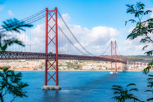 Ponte 25 de Abril bridge from Arialva, Lisbon, Portugal