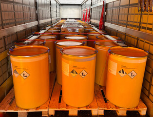 Loading, transportation and unloading of barrels with hazard class 9 in a semi-trailer....