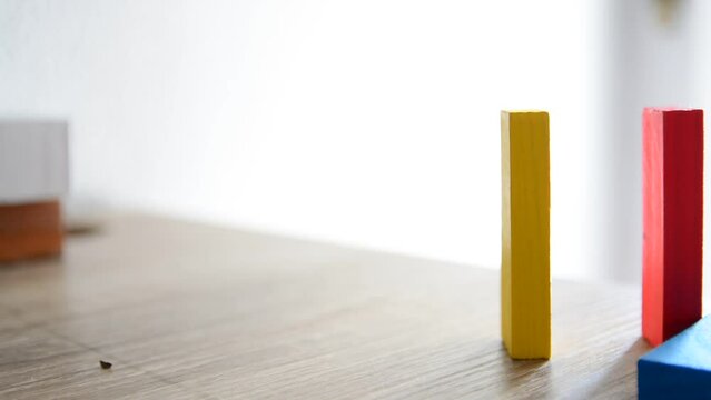 Mano colocando piezas de madera en equilibrio. Concepto. Tiempo real. 