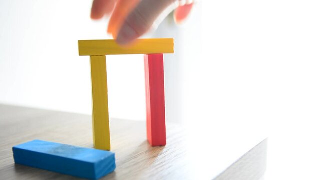 Mano colocando piezas de madera en equilibrio. Concepto. Tiempo real. 