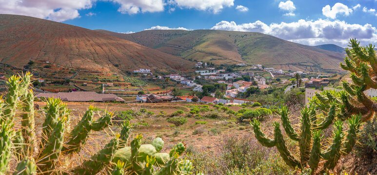 View of Betancuria set in dramatic landscape from elevated position, Betancuria, Fuerteventura