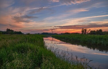 Piękny zachód słońca nad rzeką, Południowe Podlasie