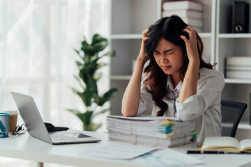 Obraz premium Young woman screaming because of problems with documents in the office.