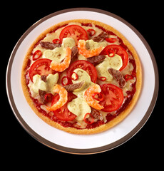 Pizza mit Shrimps und Rindfleisch plus Chili und Tomaten