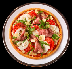 Pizza mit Rindfleisch plus Rucola mit Toamten und Mozzarella und Parmesan