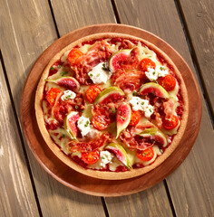 Pizza mit Feigen und Tomaten mit Frischkaese und Bacon
